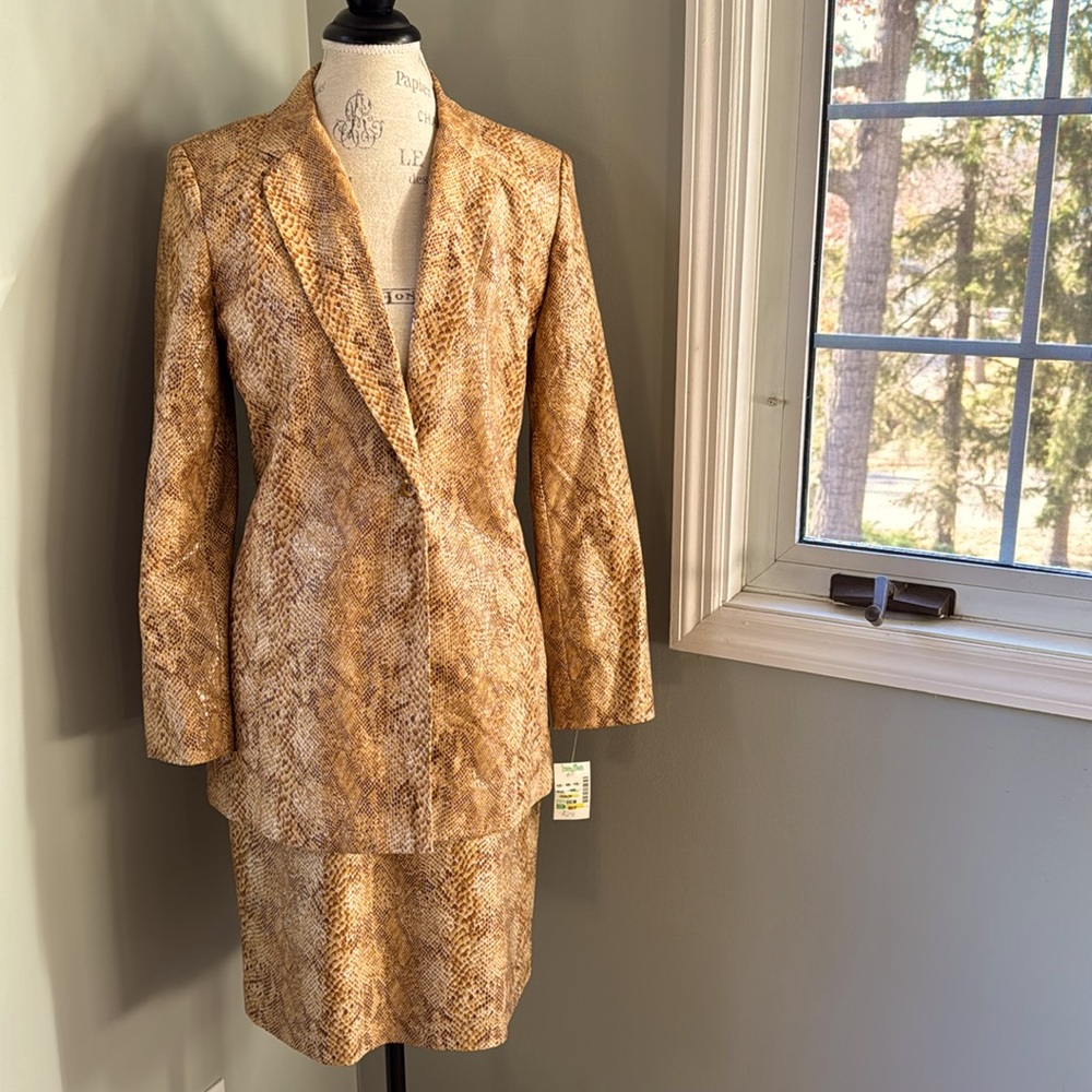 Harve Bernard skirt set w/long line jacket snake print NWTโ size 6 dead stock